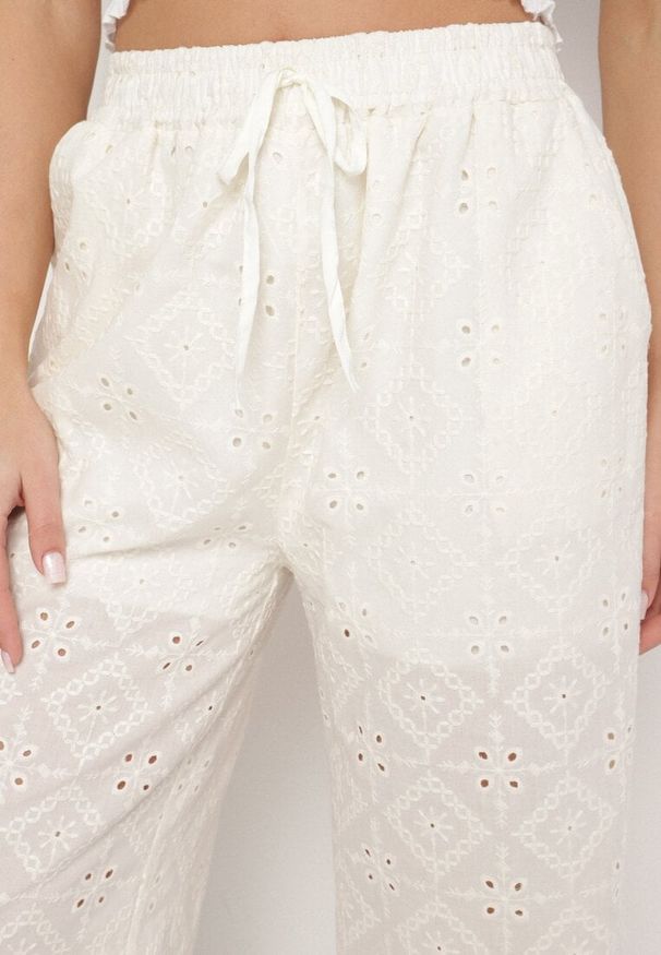 Born2be - Jasnobeżowe Bawełniane Spodnie z Haftowanej Tkaniny z Gumką w Talii Mevaleia. Okazja: na co dzień. Kolor: beżowy. Materiał: bawełna, tkanina. Wzór: haft. Styl: klasyczny, casual