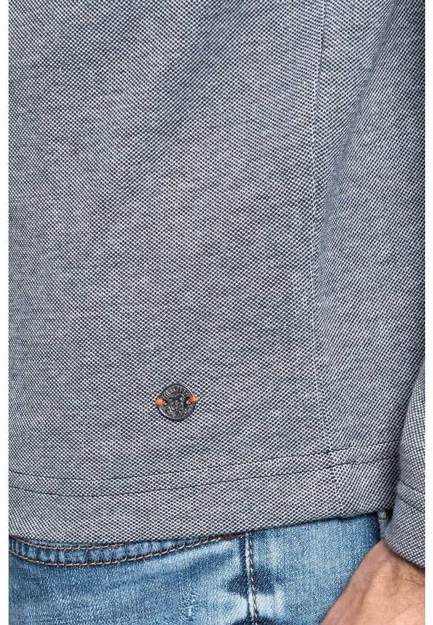 Mustang - MĘSKI LONGSLEEVE MUSTANG ADRIAN V HENLEY 1008969 5323. Typ kołnierza: typu henley. Długość rękawa: długi rękaw