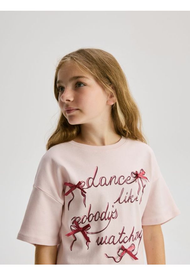 Reserved - T-shirt z aplikacją - pastelowy róż. Kolor: różowy. Materiał: bawełna. Wzór: aplikacja