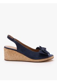 Ryłko - Granatowe sandały na koturnie z kokardą. Nosek buta: okrągły. Kolor: niebieski. Materiał: skóra, welur. Obcas: na koturnie. Styl: street, klasyczny. Wysokość obcasa: średni #1