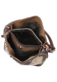 Brązowa Torebka Anekke Modna Listonoszka Damska Z Laleczką. Kolor: brązowy. Wzór: aplikacja. Materiał: skórzane, zdobione. Styl: casual, elegancki #7