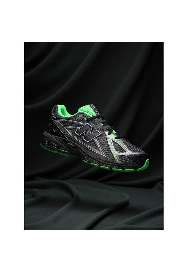 Sneakersy New Balance. Kolor: czarny