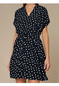Sinsay - Wiskozowa sukienka mini w kropki - czarny. Kolor: czarny. Materiał: wiskoza. Wzór: kropki. Długość: mini