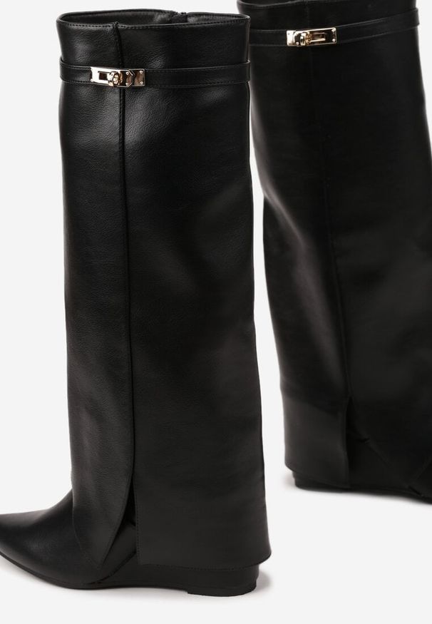 Renee - Czarne Kozaki na Koturnie z Cholewką Imitującą Nogawkę z Aplikacją Testarria. Okazja: na randkę. Kolor: czarny. Materiał: jeans. Szerokość cholewki: normalna. Wzór: aplikacja. Obcas: na koturnie. Styl: rockowy. Wysokość obcasa: średni