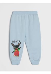 Sinsay - Spodnie dresowe jogger z nadrukiem Bing - błękitny. Kolor: niebieski. Materiał: dresówka. Wzór: nadruk #1