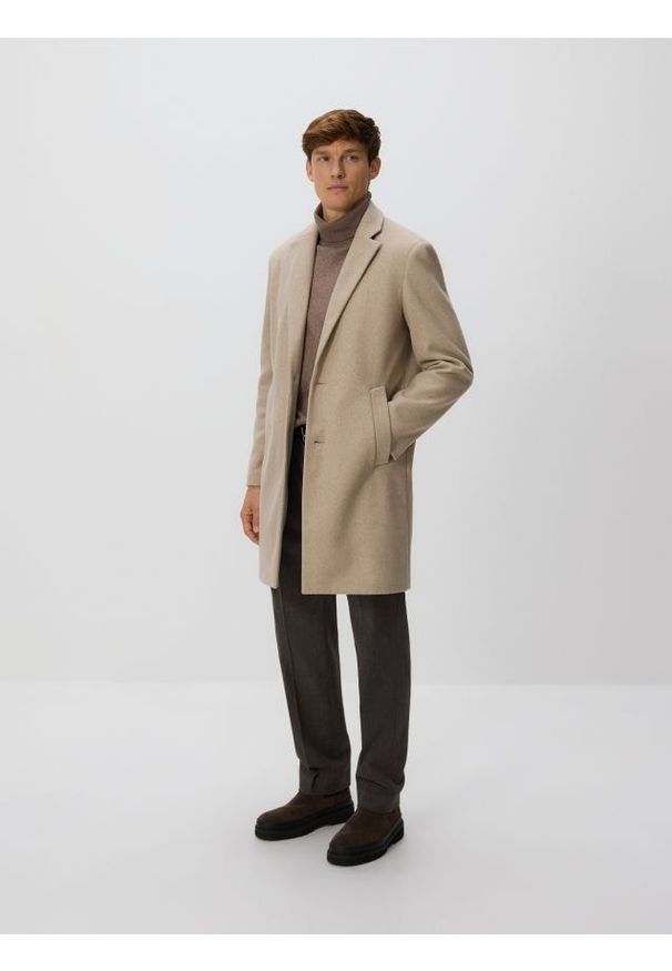 Reserved - Elegancki płaszcz z kołnierzem - beżowy. Kolor: beżowy. Materiał: materiał. Wzór: gładki. Styl: elegancki