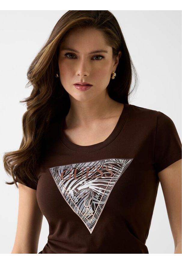 Guess T-Shirt 182454 Brązowy Classic Fit. Kolor: brązowy