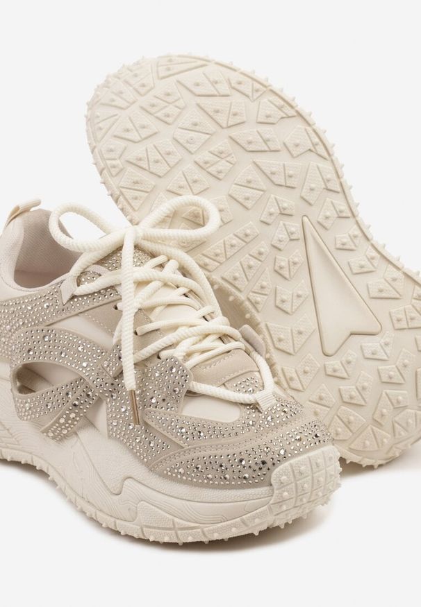 Born2be - Beżowe Sneakersy Ozdobione Drobnymi Cyrkoniami Sorisa. Okazja: na imprezę, na co dzień. Kolor: beżowy. Materiał: jeans. Wzór: aplikacja. Obcas: na obcasie. Wysokość obcasa: niski