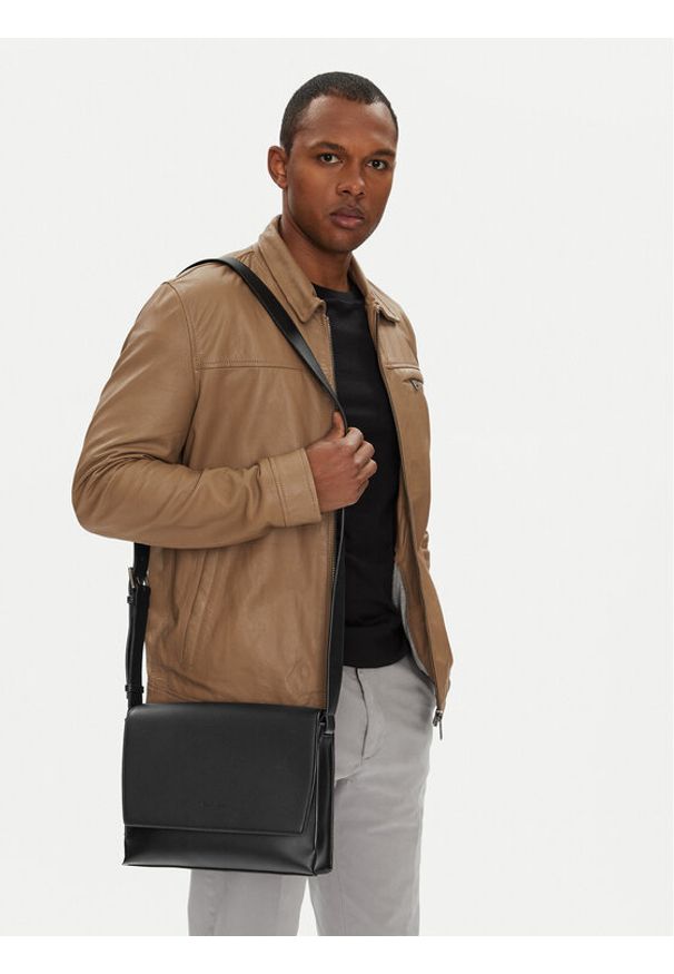 Calvin Klein Saszetka Micro Pebble Messenger 27 LV04D3034G Czarny. Kolor: czarny. Materiał: skóra