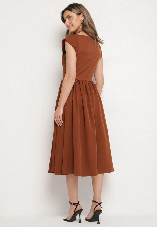 Born2be - Brązowa Rozkloszowana Sukienka Vices z Dekoltem Typu Łódka Milasena. Okazja: na co dzień. Kolor: brązowy. Materiał: jeans. Wzór: aplikacja. Typ sukienki: rozkloszowane. Styl: casual