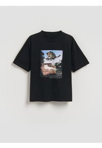 Reserved - Bawełniany t-shirt z nadrukiem - czarny. Kolor: czarny. Materiał: bawełna. Wzór: nadruk