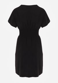 Born2be - Czarna Sukienka z Wiskozy Saede. Okazja: na co dzień. Kolor: czarny. Materiał: wiskoza. Wzór: gładki. Sezon: lato. Typ sukienki: kopertowe. Styl: casual. Długość: mini #8