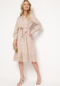 Born2be - Beżowa Koszulowa Sukienka z Bawełny Zapinana na Guziki z Materiałowym Paskiem i Koronką Uzilara. Kolor: beżowy. Materiał: bawełna, koronka, materiał. Długość rękawa: długi rękaw. Wzór: koronka. Typ sukienki: koszulowe. Styl: klasyczny #2