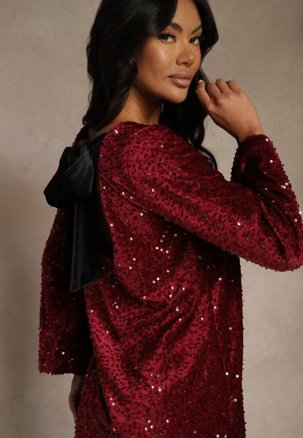 Renee - Czerwona Sukienka z Odkrytymi Plecami z Kokardą Zdobiona Cekinami Carilyera. Okazja: na imprezę. Typ kołnierza: kokarda. Kolor: czerwony. Materiał: wiskoza, elastan. Wzór: aplikacja. Styl: wizytowy, klasyczny