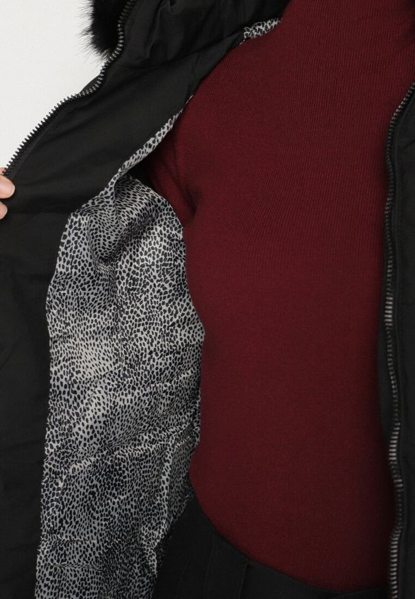 Born2be - Czarna Taliowana Kurtka z Pikowanymi Przeszyciami i Kapturem z Futrem Mundria. Okazja: na co dzień. Kolor: czarny. Materiał: futro. Styl: casual, klasyczny, elegancki