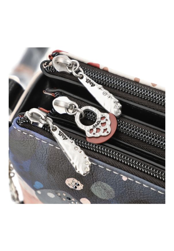 Pomarańczowa Oryginalna Listonoszka Damska Anekke Seria Alma. Kolor: pomarańczowy. Wzór: nadruk, napisy. Sezon: jesień. Dodatki: z breloczkiem. Styl: klasyczny, casual, elegancki. Rodzaj torebki: na ramię