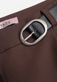 Renee - Brązowe Spodnie Garniturowe na Kant VICES Zdobione Zapięciem z Klamrą Azisore. Okazja: na imprezę. Kolor: brązowy. Materiał: skóra, jedwab. Wzór: aplikacja #7