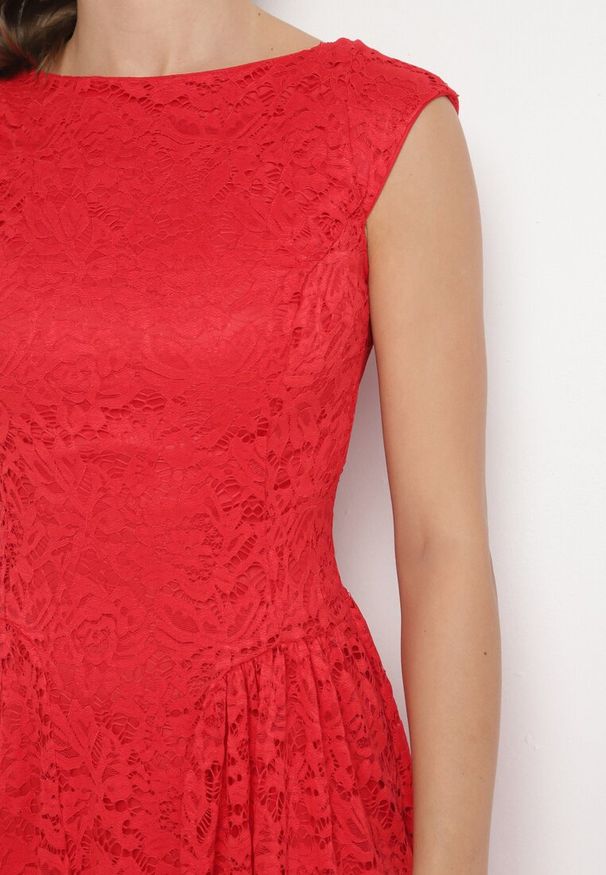 Born2be - Czerwona Koronkowa Sukienka o Rozkloszowanym Kroju z Odkrytymi Plecami Nelamia. Okazja: na imprezę, na co dzień. Kolor: czerwony. Materiał: koronka. Długość rękawa: bez rękawów. Styl: wizytowy, casual, elegancki