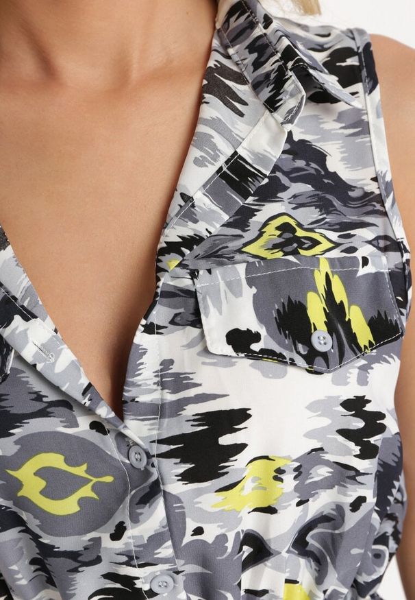 Born2be - Szaro-Biała Sukienka Rozkloszowana z Klapami przy Dekolcie w Abstrakcyjny Wzór Elebia. Okazja: na imprezę, na co dzień. Kolor: szary. Materiał: tkanina. Sezon: lato. Typ sukienki: rozkloszowane. Styl: casual, klasyczny