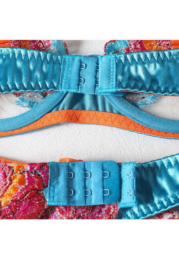 Intica - Komplet bielizny z kwiatowym haftem na specjalne okazje Banu. Kolor: czerwony. Materiał: materiał. Wzór: kwiaty, haft