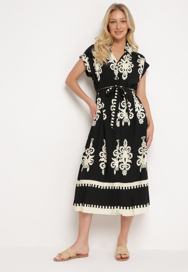 Born2be - Czarna Rozkloszowana Sukienka w Stylu Boho Zapinana na Guziki z Materiałowym Paskiem Inferi. Typ kołnierza: dekolt w serek. Kolor: czarny. Materiał: materiał. Długość rękawa: krótki rękaw. Styl: boho