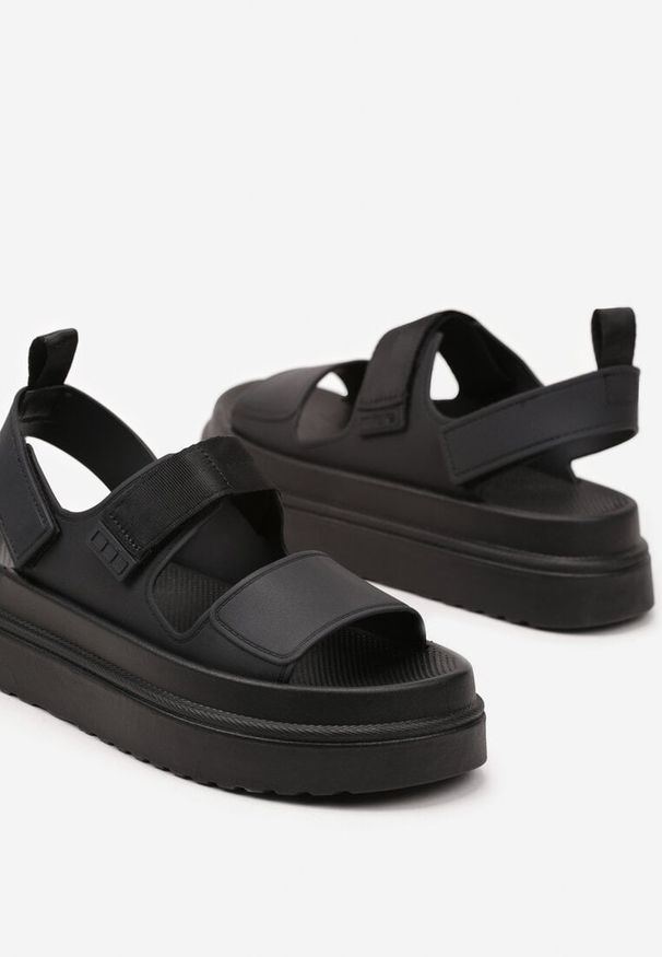 Renee - Czarne Sandały Streetwearowe z Paskami na Rzep Nordexis. Zapięcie: rzepy. Kolor: czarny. Materiał: jeans. Sezon: wiosna. Obcas: na platformie. Styl: elegancki