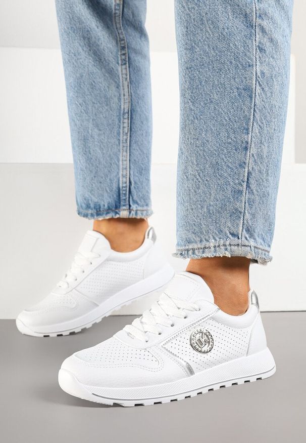 Renee - Srebrne Sneakersy Perforowane z Metaliczną Aplikacją Evinoriella. Okazja: na spacer, na co dzień. Kolor: srebrny. Materiał: materiał, jeans. Wzór: aplikacja. Sport: turystyka piesza