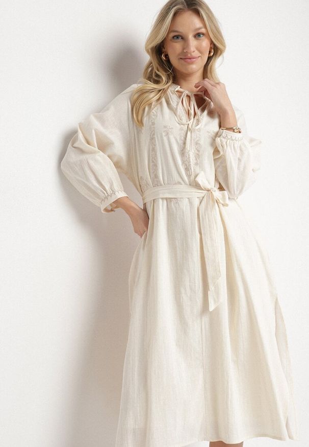 Born2be - Beżowa Bawełniana Sukienka Boho z Haftem i Wiązanym Paskiem Gonisea. Okazja: na co dzień. Typ kołnierza: dekolt w serek. Kolor: beżowy. Materiał: bawełna. Długość rękawa: na ramiączkach. Wzór: haft. Sezon: lato, wiosna. Styl: boho