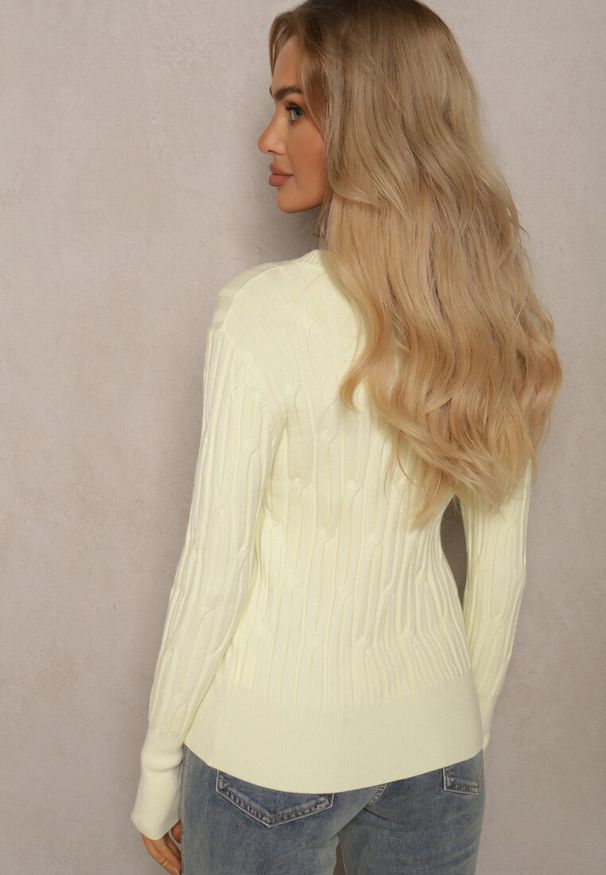 Renee - Żółty Sweter z Wiskozą i Ozdobnym Splotem Saviana. Okazja: na co dzień. Kolor: żółty. Materiał: wiskoza. Wzór: ze splotem. Styl: casual, elegancki