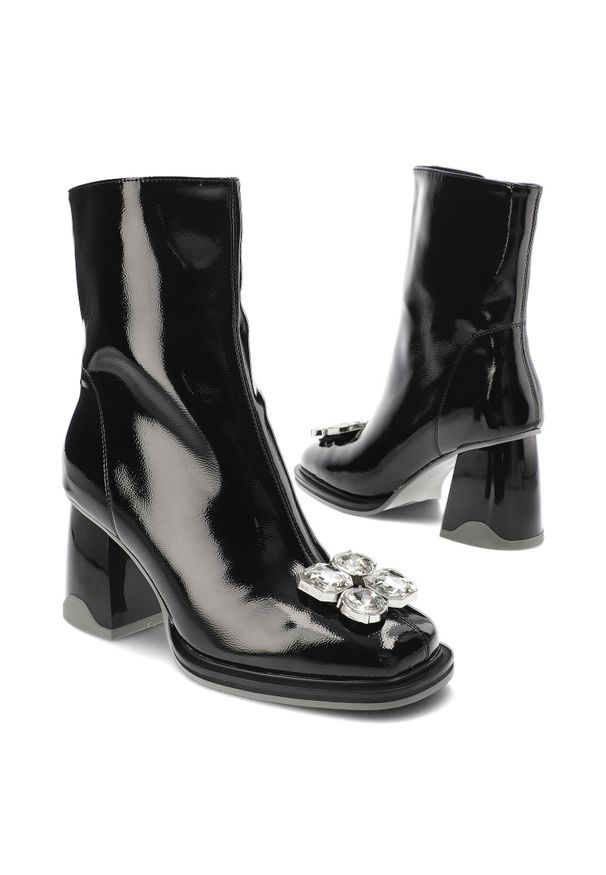 Czarne Botki S.Barski Eleganckie Obuwie Damskie Z Broszką. Kolor: czarny. Materiał: materiał. Sezon: lato. Obcas: na obcasie. Styl: elegancki. Wysokość obcasa: średni