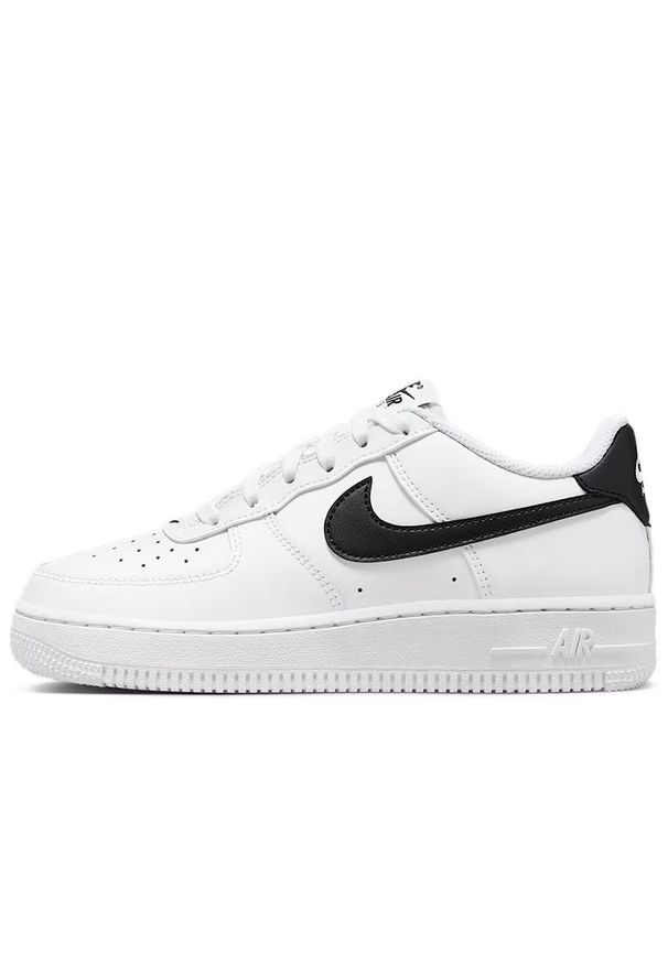Buty młodzieżowe Nike Air Force 1 FV5948-101 - białe. Kolor: biały. Materiał: guma, skóra, syntetyk. Szerokość cholewki: normalna. Sezon: lato. Model: Nike Air Force. Sport: koszykówka