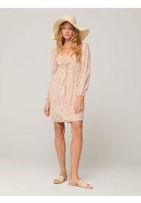 Sinsay - Sukienka mini z marszczeniami - beżowy. Kolor: beżowy. Materiał: skóra, materiał. Długość: mini #1