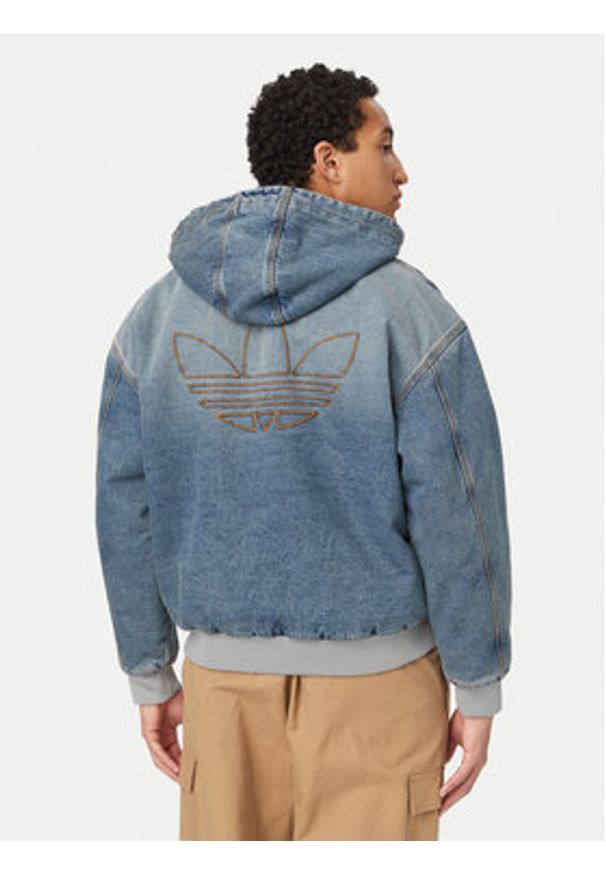 Adidas - adidas Kurtka jeansowa KE0131 Niebieski Loose Fit. Kolor: niebieski. Materiał: bawełna