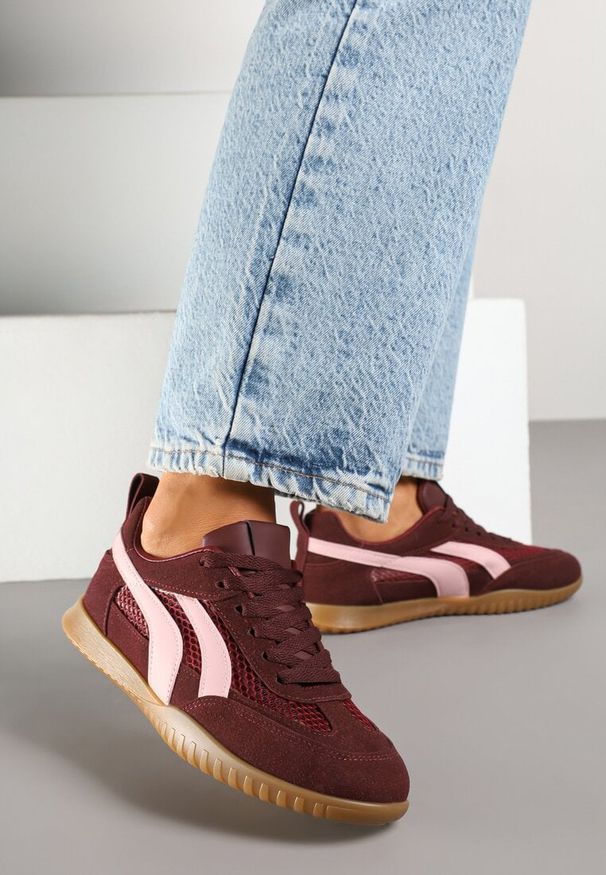 Renee - Bordowe Sneakersy Tenisówki z Geometrycznym Motywem Amotheira. Okazja: na co dzień. Kolor: czerwony. Materiał: jeans. Wzór: geometria. Obcas: na płaskiej podeszwie