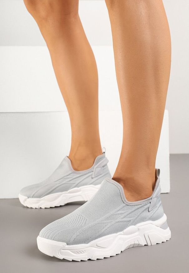 Born2be - Szare Wsuwane Buty Sportowe Sneakersy z Siateczki z Tłoczeniami Nusellia. Okazja: na co dzień. Zapięcie: bez zapięcia. Kolor: szary. Materiał: materiał, jeans. Obcas: na płaskiej podeszwie