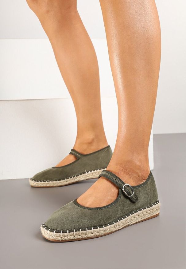 Born2be - Zielone Espadryle z Imitacji Zamszu z Zapięciem na Sprzączkę Zeonia. Okazja: na co dzień. Zapięcie: sprzączka. Kolor: zielony. Materiał: zamsz. Obcas: na płaskiej podeszwie. Styl: casual, elegancki