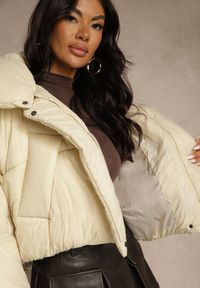Renee - Beżowa Nietoperzowa Kurtka z Szerokim Kołnierzem i Ściągaczami Neavirae. Okazja: na co dzień. Kolor: beżowy. Materiał: jeans. Długość: krótkie. Styl: casual, elegancki #5