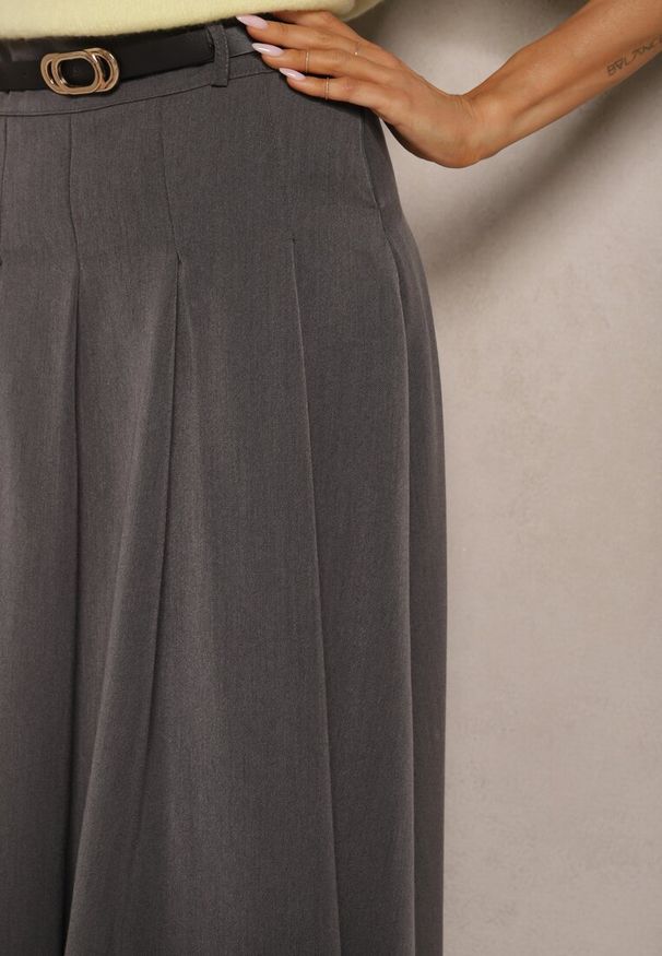 Renee - Szara Plisowana Spódnica z Wiskozą i Paskiem z Klamrą Delirrea. Okazja: na co dzień, na spotkanie biznesowe. Stan: podwyższony. Kolor: szary. Materiał: wiskoza. Styl: klasyczny, casual, elegancki, biznesowy