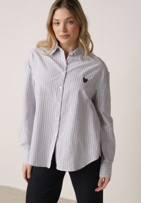 Born2be - Niebieska Koszula z Bawełną w Paski Ozdobiona Haftem Sercem Sewriva. Okazja: na co dzień. Typ kołnierza: kołnierzyk klasyczny. Kolor: niebieski. Materiał: bawełna. Wzór: haft, paski, aplikacja. Styl: casual, klasyczny #1