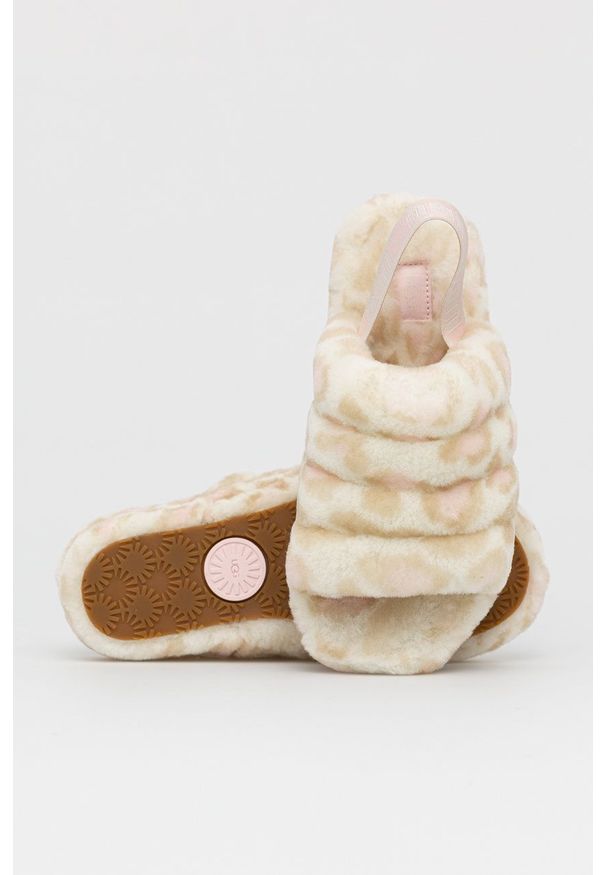 Ugg - UGG Kapcie kolor beżowy. Kolor: beżowy. Materiał: materiał, guma. Obcas: na platformie