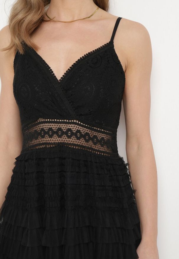 Born2be - Czarna Sukienka na Regulowanych Ramiączkach z Koronką i Falbankami DIoenama. Okazja: na co dzień. Typ kołnierza: kołnierz z falbankami. Kolor: czarny. Materiał: koronka. Długość rękawa: na ramiączkach. Wzór: koronka. Styl: casual