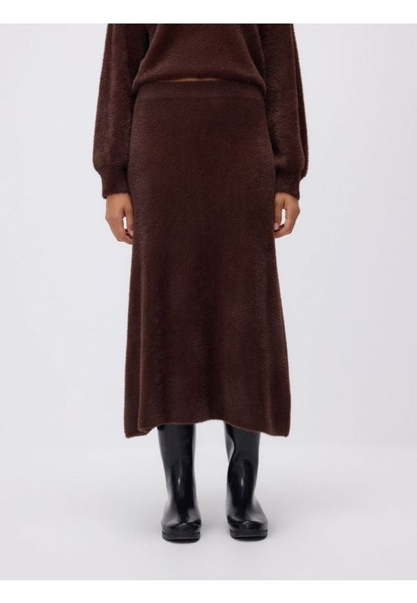 Reserved - Pluszowa spódnica midi - ciemnobrązowy. Kolor: brązowy. Materiał: dzianina