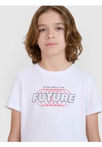 4f - 4F T-shirt regular z nadrukiem chłopięcy - biały 122 (6-7 lat). Okazja: na co dzień. Kolor: biały. Materiał: bawełna, jersey, dzianina. Długość rękawa: krótki rękaw. Długość: krótkie. Wzór: nadruk. Sezon: lato. Styl: sportowy, klasyczny, casual