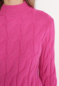 Born2be - Fuksjowy Klasyczny Sweter w Ozdobny Splot Aliissa. Kolor: różowy. Materiał: dzianina. Długość rękawa: długi rękaw. Długość: długie. Wzór: ze splotem. Styl: klasyczny #4