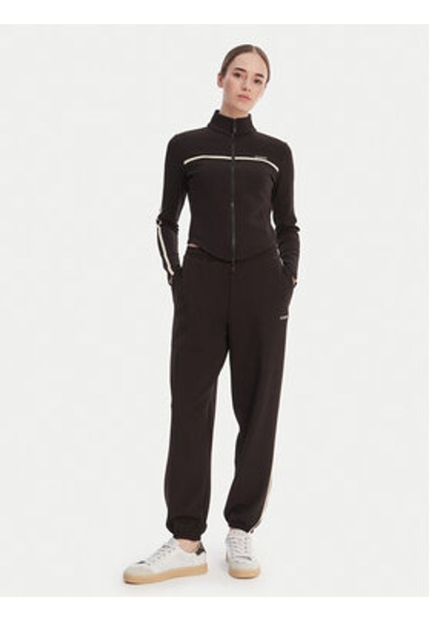 Guess Spodnie dresowe V6GB02 K2915 Brązowy Regular Fit. Kolor: brązowy. Materiał: syntetyk