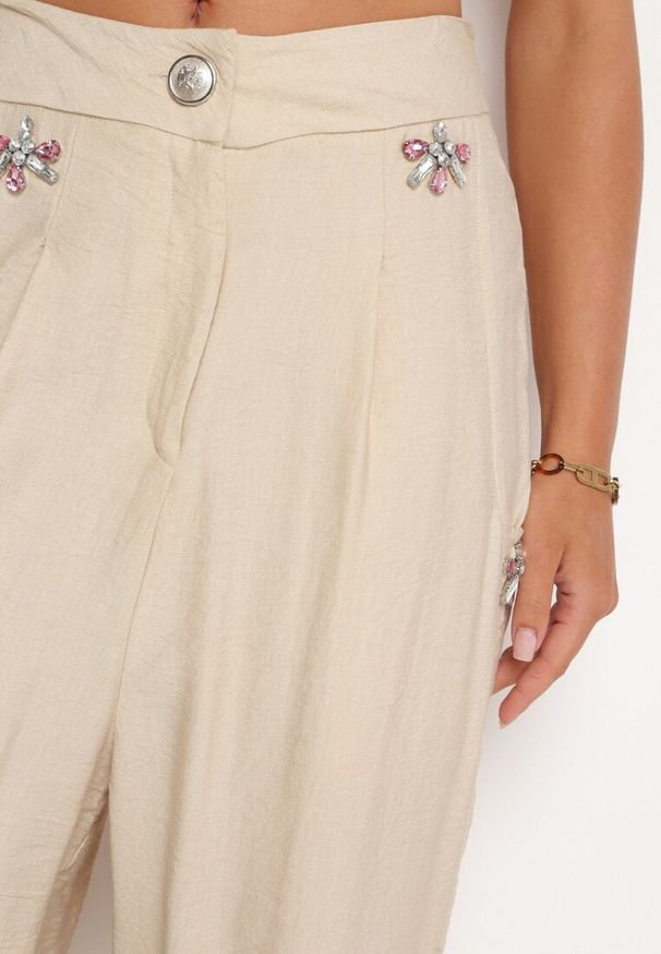 Born2be - Beżowe Spodnie Paper Bag z Wysokim Stanem i Cyrkoniami Uzilina. Okazja: na co dzień. Stan: podwyższony. Kolor: beżowy. Wzór: aplikacja. Styl: klasyczny, casual, elegancki