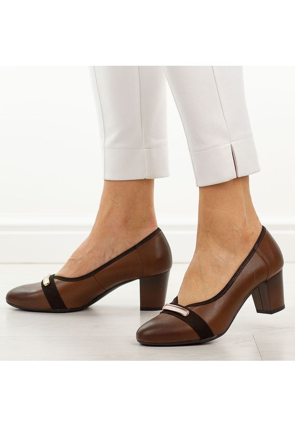 Brązowe skórzane Polskie czółenka damskie Suzana 4060. Okazja: na co dzień. Kolor: brązowy. Materiał: skóra. Szerokość cholewki: normalna. Wzór: aplikacja. Sezon: wiosna, jesień. Obcas: na słupku. Styl: casual, klasyczny, elegancki