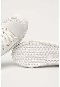 Guess - Trampki. Nosek buta: okrągły. Zapięcie: sznurówki. Kolor: biały. Materiał: syntetyk, materiał, guma. Szerokość cholewki: normalna #3