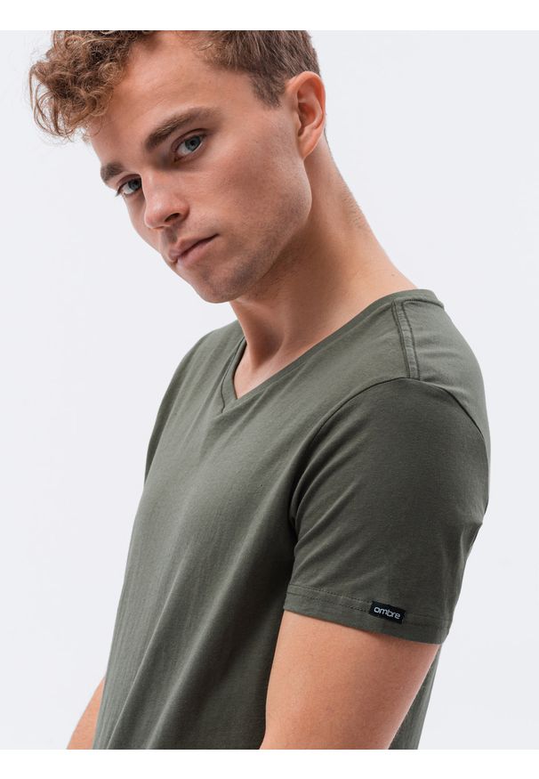 Ombre Clothing - T-shirt męski bawełniany BASIC S1369 - ciemnooliwkowy - XXL. Typ kołnierza: dekolt w serek. Kolor: oliwkowy. Materiał: bawełna. Długość: krótkie. Styl: klasyczny