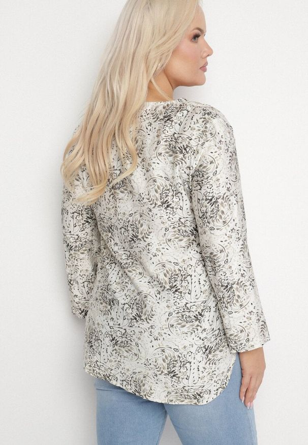 Born2be - Biało-Czarna Bluzka z Wiskozą w Abstrakcyjny Print Silzia. Kolekcja: plus size. Kolor: czarny. Materiał: wiskoza. Wzór: nadruk